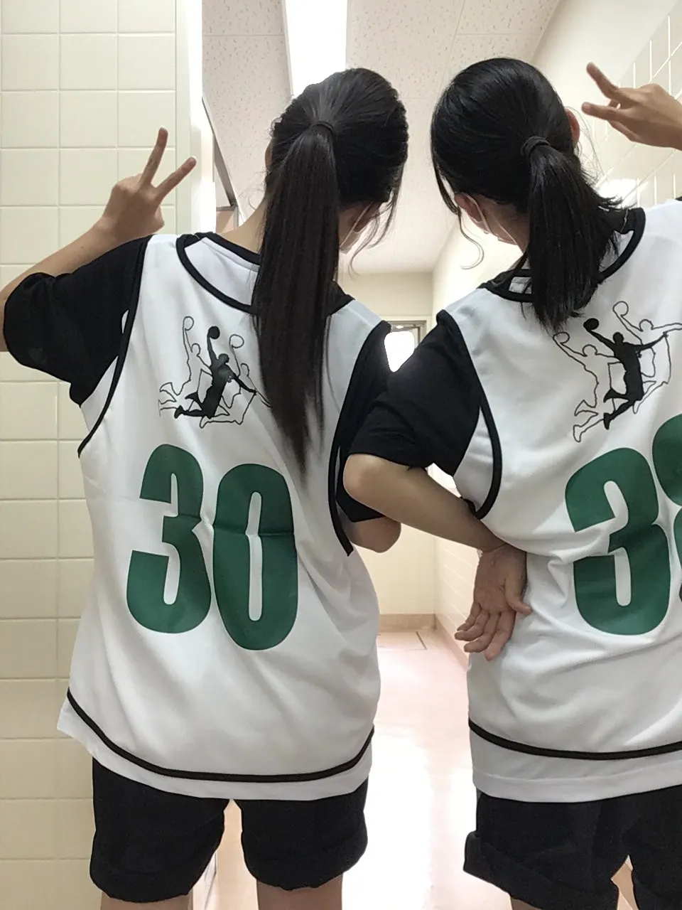 クラスTシャツビブス着こなしアレンジ