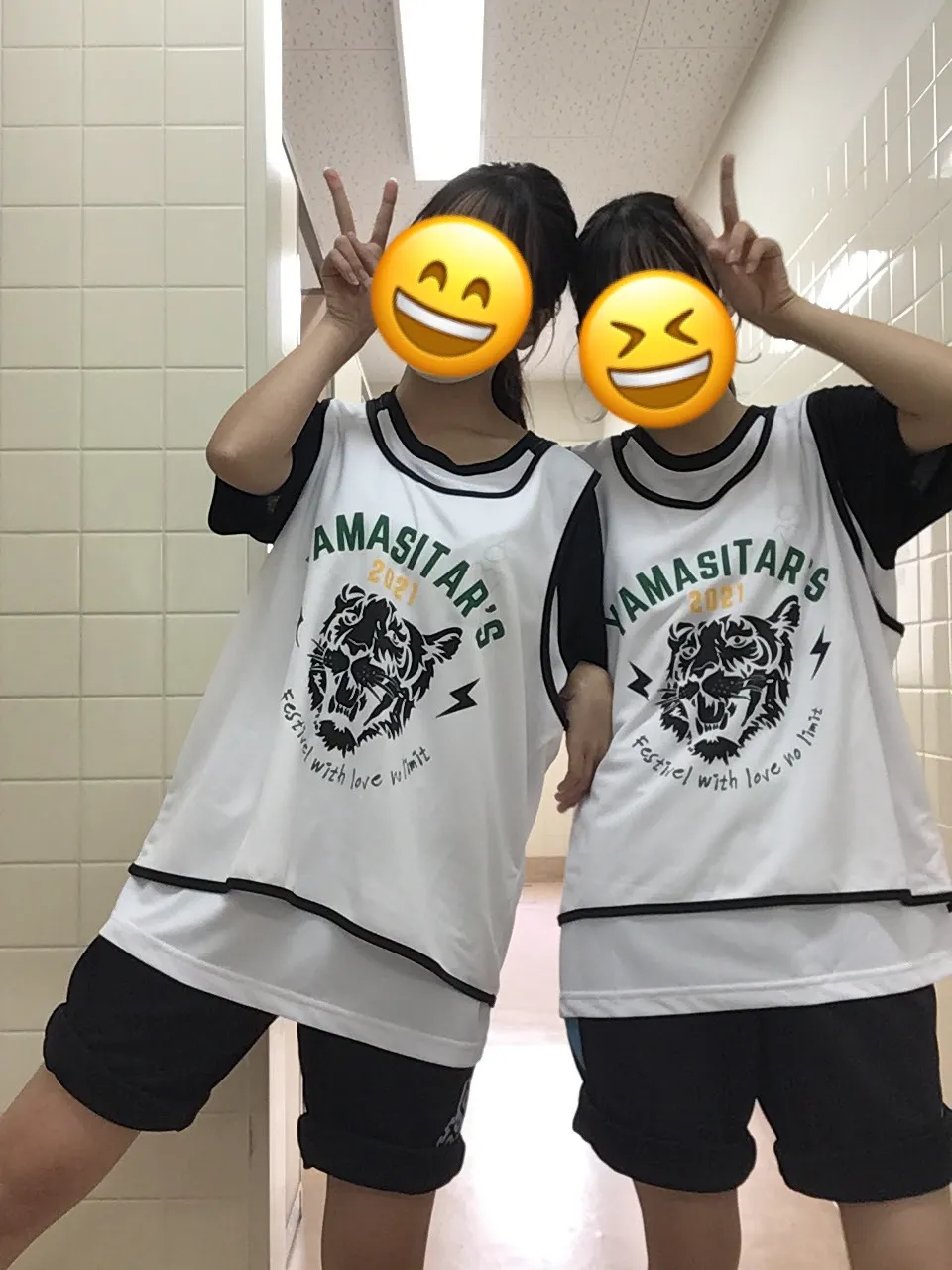 クラスTシャツビブス着こなし