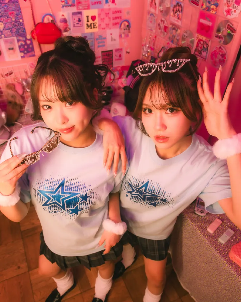 文化祭でクラスTシャツを着た学生